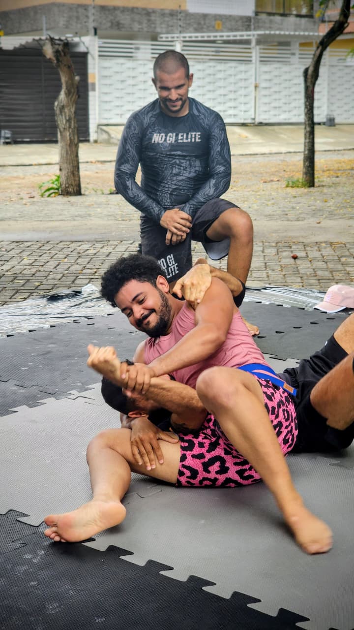 Alunos treinando Jiu-Jitsu em um evento ao ar livre