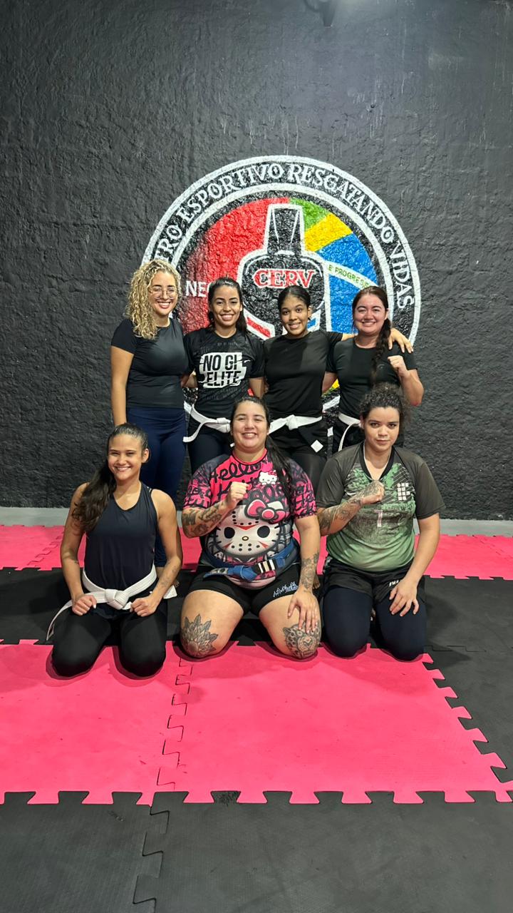 Alunas da turma feminina reunidas no CT Resgatando Vidas