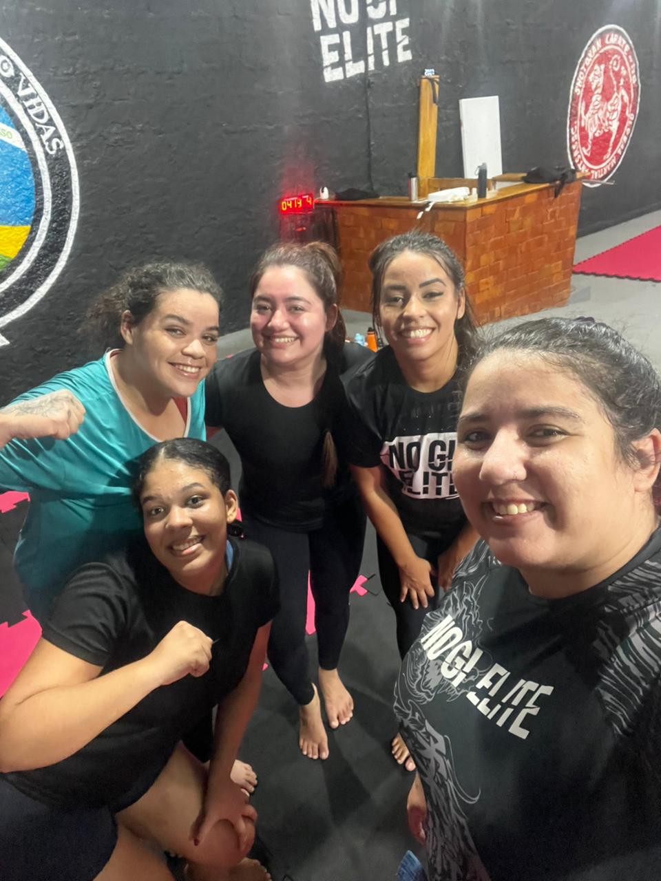 Alunas reunidas depois do treino feminino no CT